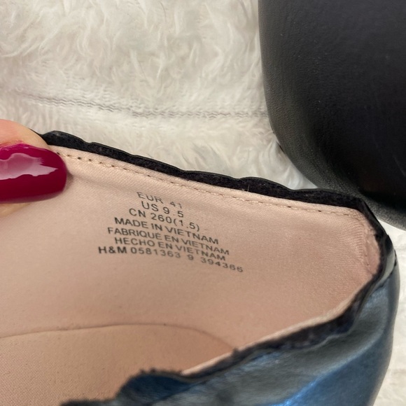 H&M Black Scalloped Women's Flats - Picture 5 of 6